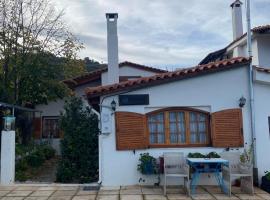 Cottage house with incredible view, hotel with parking in Trápeza