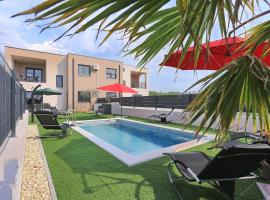 Villa Tri Palme with heated pool, מלון בורסי