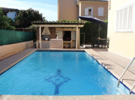 Villa ca na Susana. 3 km from the nearest beach, hotel in Urbanicacion ses palmeres