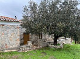 Cheerful 3 bedroom cottage with indoor fireplace, cottage in Avgón