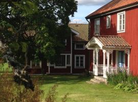 Historisches großes Holzhaus von 1860, Familienferienhof Sörgården 1, Åsenhöga, Granstorp, hotel con estacionamiento en Granstorp