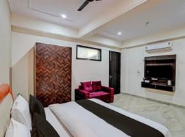 Savanna - a boutique stay, hotel with jacuzzis in Noida