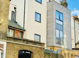 Town Centre Modern 1 Bed 1 Bath Apartment at Potter House by Lord Property