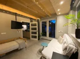 Homestay D36 cosy room and private bathroom