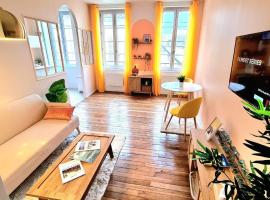 Chez Alba - terrasse, local &agrave; v&eacute;los et parking au centre historique, Hotel mit Parkplatz in Tonnerre