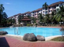 Swimming pool condo near beach, 2 bedrooms aircon, hotell med parkeringsplass i Port Dickson