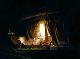 In the jungle camps, tented camp en Kasol
