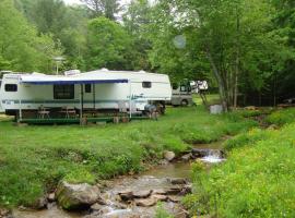 Dark Ridge HideOut, campsite in Elk Park