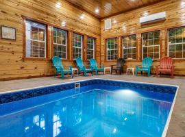 Grizzly Bears Resort - Large Luxury Cabin with Indoor Pool, Hot Tub, Theater, King Beds, Sleeps 16 in heart of Pigeon Forge, viešbutis mieste Pidžen Fordžas
