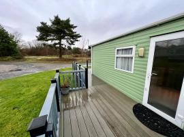 2 Bedroom Lakeview Lodge - Ensuite & Balcony Deck, camping resort en Carnforth