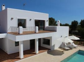 Casa Serena con piscina y jardín, hotel in Sant Llorenç de Balafia