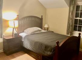 B1 A private room in Naperville downtown with desk and Wi-Fi near everything, hotel v destinaci Naperville