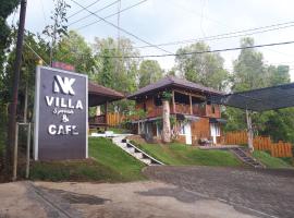 NK Villa Syariah And Cafe Prigen, chalé alpino em Pasuruan