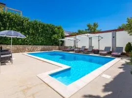Family House Rose with Pool - Happy Rentals