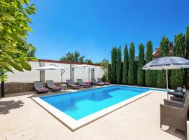 Family House Rose with Pool - Happy Rentals, hotel in Pinezici