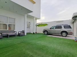 ستوديو دور ارضي كامل بمطبخ وحوش وكراج خاص., cottage sa Al Hofuf