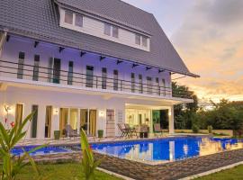 Sunset Hill - Aquamarine Pool Villa, ваканционна къща в Ulu Melaka