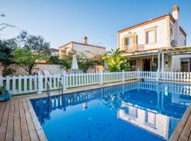 Luxury Duplex Villa w Pool and Garden in Alacati, hotell i Alaçatı