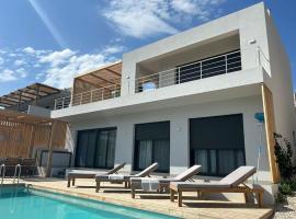 Seaside villa: Private pool, mountain view for 6, hotel in Pogoniá