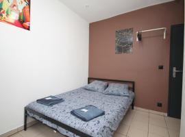 08 - Chambre proche Paris et Transports avec TV WIFI, bed and breakfast en Saint-Denis