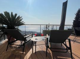 Deluxe Sky Terrasse Design Apartment 180°Lake View, hotel i Maderno