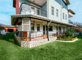 House with Garden and Balcony in Kartepe, hotel in Izmit