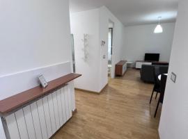Apartamento en Sabiñánigo para grupos con amplia y soleada terraza, self-catering accommodation sa Huesca