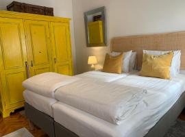 Beautiful Private Room next to Lisbon - NEW, hotel en Paço de Arcos