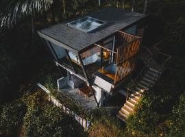 Aurora Cabins by Panoramika、ジャティルウィのホットタブ付きホテル