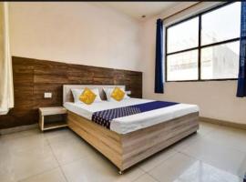 OYO Hotel Crown Plaza، فندق في Rudrapur