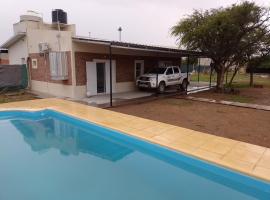 CASA QUINTA CON PILETA, GALERIA, IMPECABLE , AIRE, WIFI, hotel a Santa Rosa