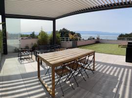 IMMODREAMS - L'Attik with lake views and 80m2 terrace, διαμέρισμα στο Εβιάν-λε-Μπαιν