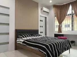 Muar 6 Bedrooms Semi-D With Security Guard Homestay 15-20pax