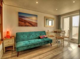 Stunning Solent View Beachfront Apartment, Sleeps4، شقة في جنوب هايلينغ