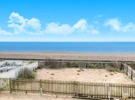 Modern 2BR w sea views beach access, hotel di South Hayling