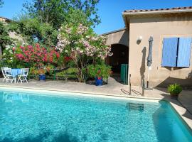 jolie villa avec piscine proche Avignon, cabana o cottage a Saint-Didier