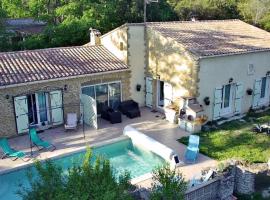 Maison provençale dans un cadre bucolique, hôtel avec piscine à Grignan
