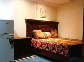 King Bed "STUDIO ROOM"-Khalidiya Abudhabi, apartment in Abu Dhabi
