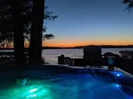 Cozy Home, Hot Tub, Dock, Kayaks, Swimming & More!