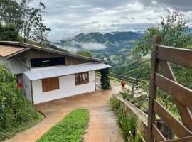 Casa do lago com vista linda! - Somente Carro 4x4 ou fazemos translado sem custo, vacation home in São José dos Campos