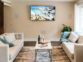 Luxurious Lakeview Oasis in the Heart of Hamilton With Large Backyard