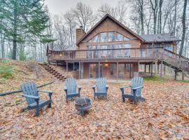 Cozy Wisconsin Cabin with Deck, Kayaks and Lake Views!, cottage sa Hayward