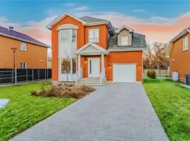 Spacious Home! 5 King Beds, 1 Queen, Modern Luxury, Free Parking