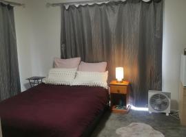Cozy Double Room - WIFI, self-catering accommodation in Hamilton