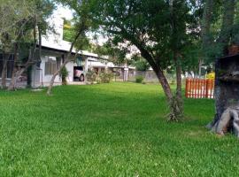 Casa Amplia-ParquePileta-Quincho, hotel com estacionamento em Laguna Brava