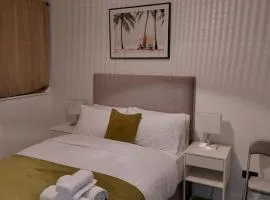 Bankwell street Two Bedroom -Apartment with parking