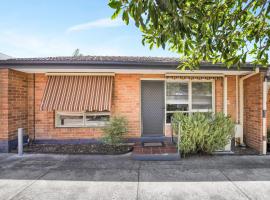 Cheltenham Delight - Renovated Two Bedroom Unit, hotel a Cheltenham