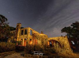 Amah's Cottage ~ Silver Spur Dancehall Ruins ~ Bandera, TX., hotel en Bandera