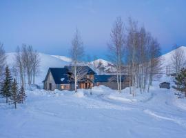 Gorgeous Log Cabin Close to Town with Hot Tub, vakantiehuis in Hailey