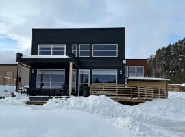 Modern lakehouse with jacuzzi & sauna, near golf and alpine